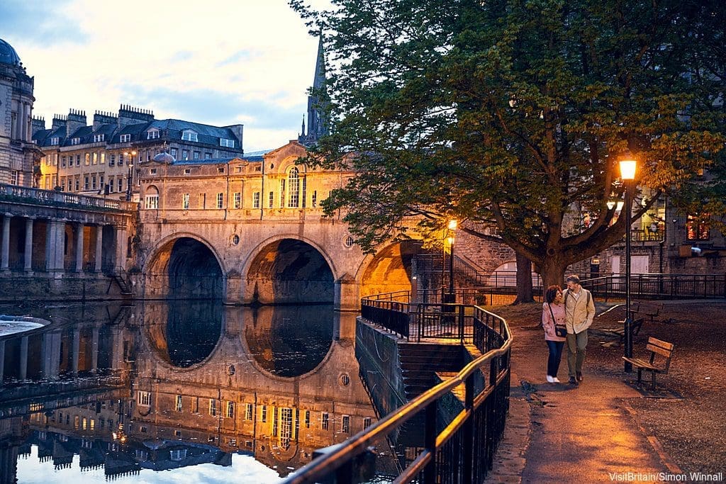 Couple walking by Pulteney Bridge