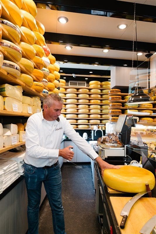 Man cutting Gouda