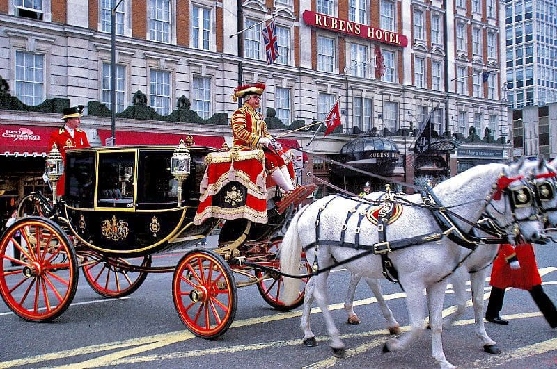 horse drawn carriage near buckingham palace london england