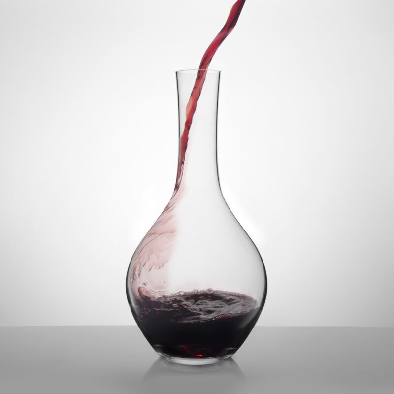 glasvin decanter with wine pour