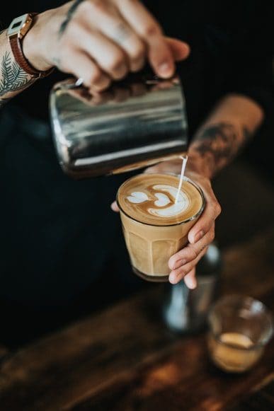 coffee latte pour art barista