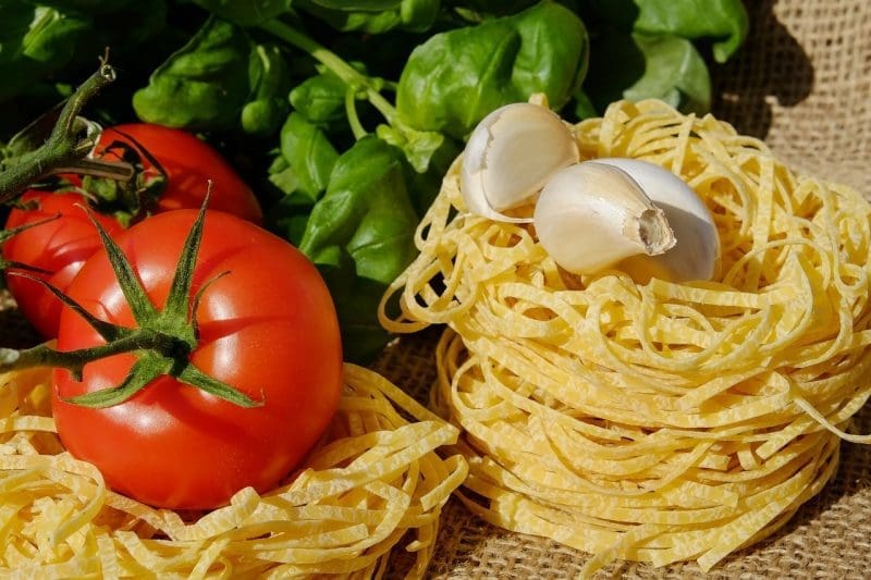 pasta with tomatoes garlic and peppers