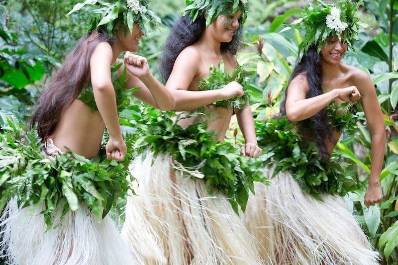 hula dancers in Tahiti
