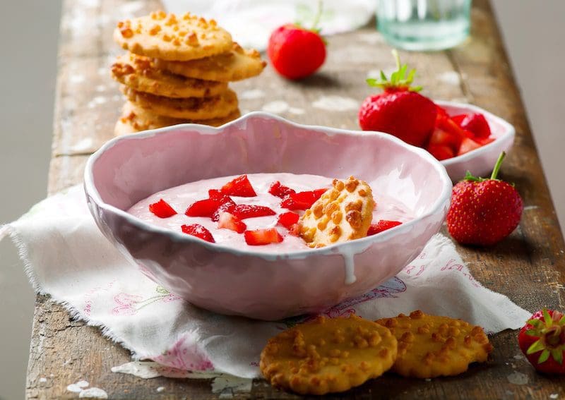 Strawberry cheesecake dip with cookies