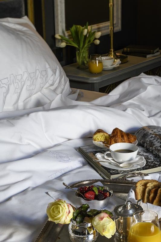 breakfast in bed luxury hotel