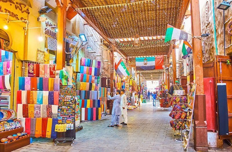 Walk the old alleyway of Bur Dubai Grand Souq, choose the souvenirs, magnets, cashmere scarves, pottery and accessories, on Dubai